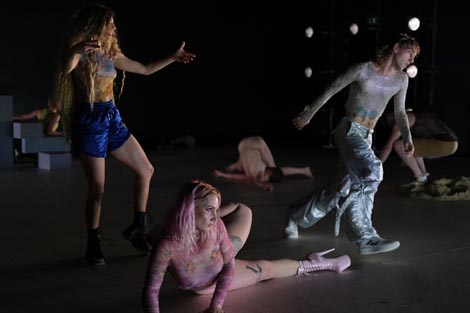 de facto kazališna grupa, ZPC, TSP: Agenda, koncept i režija: Simone Aughterlony i Saša Božić u suradnji s izvođačima, foto: Facebook