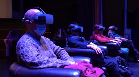 Publika u HKD na Sušaku na prikazivanju predstave Babae, kor. Joy Alpuerto Ritter, foto: screenshot