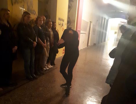 ROOM 100, Split: performans Barehanded sculptor, red. Jakov Labrović