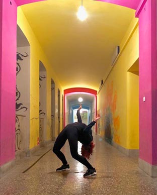 ROOM 100, Split: performans Barehanded sculptor, red. Jakov Labrović