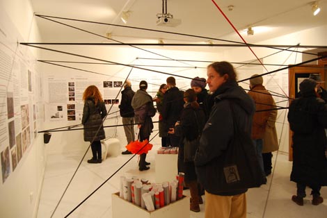 Sve-jedno 10, izložba u povodu desete godišnjice Bacača Sjenki, Show Room Galerije Nove (WHW), 2012., foto: Boris Bakal