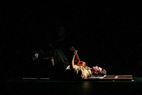 Cirk Pozor: Cargo, autor Staša Zurovac