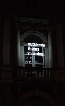 Suddenly (Morning), autor Tim Etchells, 2023. na zgradi INK Pula, 2025.