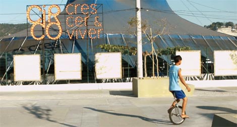 Gira and the Circus of Life, red. Kátia Lund, Lili Fialho