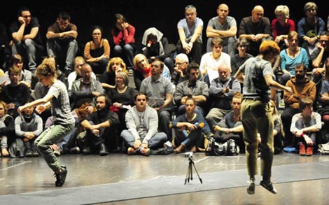 BADco. i Domino, Zagreb: Ima li života na sceni?, kor. Pravdan Devlahović Ana Kreitmeyer, Nikolina Pristaš, Zrinka Užbinec, red. Goran Sergej Pristaš