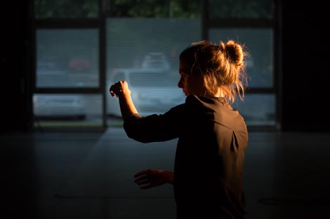 Ja gledam tebe dok ti gledaš mene, dok publika gleda tebe koja gledaš nju dok pokušavamo razjasniti taj odnos i kako je on u vezi sa sjemenkom u kojoj se zrcali svemir, autorice Nives Sertić i Sonja Pregrad