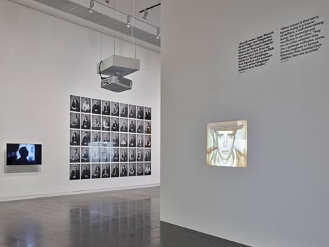 Fotografija postava izložbe Joseph Beuys, Jeder Mensch ist ein Künstler, K20 der Kunstsammlung Nordrhein-Westfalen, Düsseldorf, 27. ožujka - 15. kolovoza 2021.