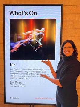 Marijana Matoković ispred plakata predstave u Londonu