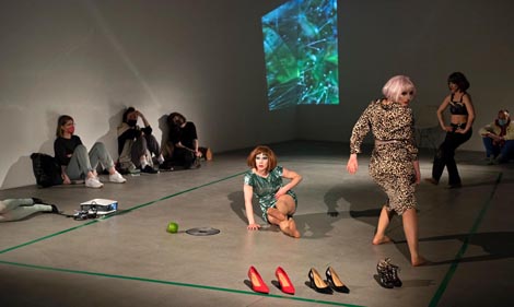 TRAS studio, Zagreb: Koliko kubnih centimetara smije zauzeti moje tijelo, kor. Sonja Pregrad, foto: Nina Đurđević