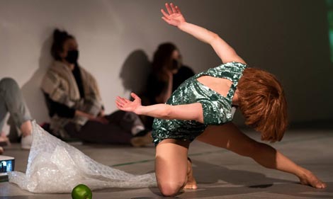 TRAS studio, Zagreb: Koliko kubnih centimetara smije zauzeti moje tijelo, kor. Sonja Pregrad, foto: Nina Đurđević