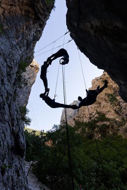 Ljuska (fotografija s probe), kor. Julie Taffe, Marija Šćekić, Biennale Novog pokreta 2023, foto: Marko Lorenzo Blaslov