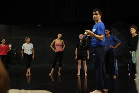 Guillaume Pigé (u prvom planu) vodi Making Time Stop – istraživački laboratorij fizičkog i mimskog kazališta, HKD na Sušaku, Rijeka, 18. i 19. rujna, 2023., foto: Dražen Šokčević