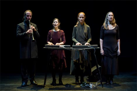 Bohdan Hilash, Meredith Monk, Allison Sniffin i Katie Geissinger izvode The Soul’s Messenger, Musée du Louvre, 2012., foto: Olivier Ouadah, www.meredithmonk.org