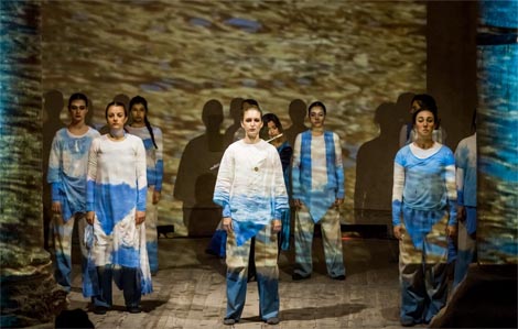 Zadarski plesni ansambl: More ko žena miče pločice svojih dragulja, kor. Sanja Petrovski, foto: Aleksandar Bonačić