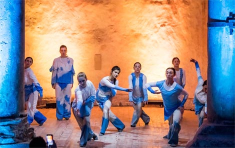 Zadarski plesni ansambl: More ko žena miče pločice svojih dragulja, kor. Sanja Petrovski, foto: Aleksandar Bonačić