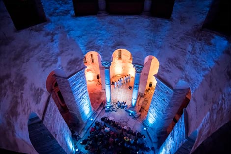 Zadarski plesni ansambl: More ko žena miče pločice svojih dragulja, kor. Sanja Petrovski, foto: Aleksandar Bonačić