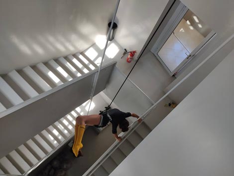 Ishita Raina u probi za Moving Bodies - pilot projekt Meld u suradnji Histeria Nova, Narodni muzej Zadar, Yskynna, Biennale Novog pokreta 2023, foto: Davida Greeves, 2023.