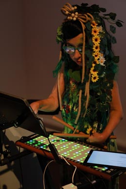 Murmurs of the Silent Green, koncept Otchuda Say, izvodi Kaia Liifsong, foto Saša Dervišević