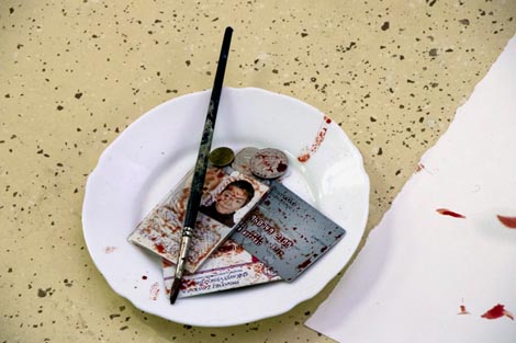 Nikolina Butorac: performans Iza Crvenog. 18. Performance Art Festival, Osijek, 2018. foto: Andrea Knezović