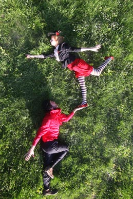 Nikolina Majdak izvodi predstavu za susjede