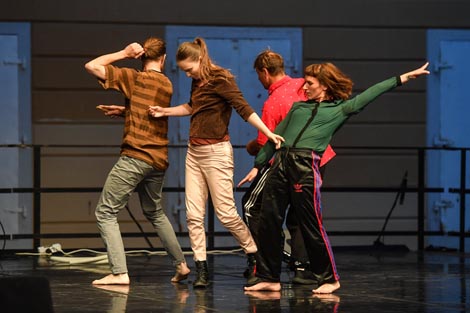 Druga večer Festivala: Plesni kolektiv Magija, izvedba: Okret nazad, naprijed dva foto: Sandro Donda (retrospektiva radova)