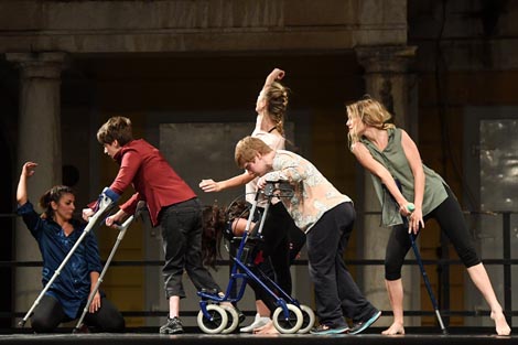 Plesni kolektiv Magija u suradnji s plesnom kompanijom BewegGrund (Švicarska), izvedba: One at a time, kor. Alessandro Schiattarella