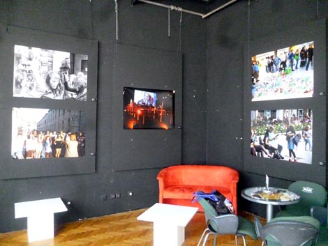 segment izložbe Otpor, pokret, promjena: fragmenti aktivističkih i umjetničkih praksi u regiji od 1980-ih naovamo u kafiću Teatra &TD