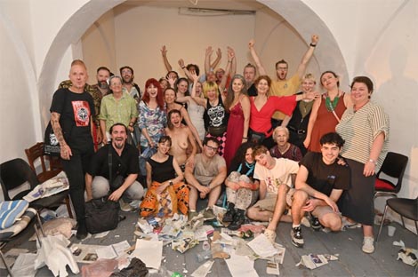 Performance Art Salon ili završna zajednička fotografija ili o zajedništvu