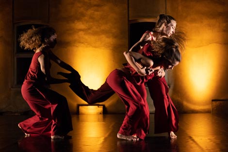 Zadarski plesni ansambl: Pjesma protiv žena, red. i kor. Sanja Petrovski, foto: © Bojan Bogdanić