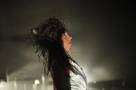 Pod staklenim zvonom, eksperimentalni umjetnički projekt pokreta, zvuka i teksta, autorica: Vesna Mačković, foto: Ana Opalić