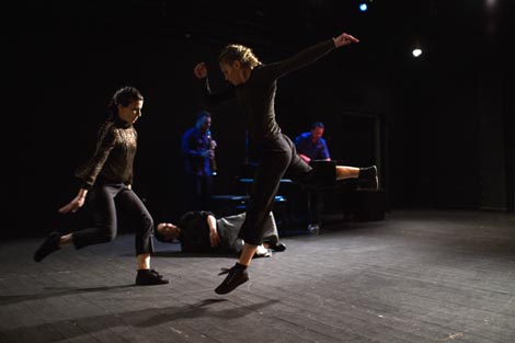 Kazališna družina Kufer, Zagreb: Rapsodija za tri glave, šest stopala i deset ruku, kor. Nastasja Štefanić, foto: Lili Zaneta