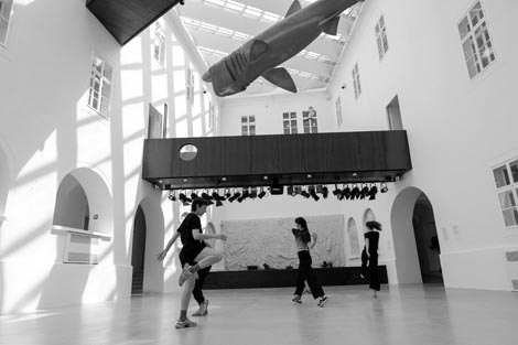 Sodaberg koreografski laboratorij: Rekonstrukcije: koreografske intervencije na strukturi površine – trajanje, erozija, akumulacija, nestajanje, autorica Marjana Krajač