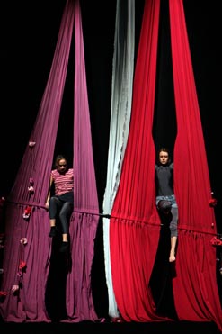 Triko cirkus teatar, Kulturni centar Travno, Zagreb: Hans Christian Andersen, Snježna kraljica, red. Iva Peter-Dragan, kor. Sarah Bebe Holmes