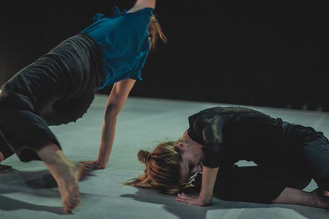 Zagrebački plesni ansambl i Zagrebačko kazalište mladih, Spone, kor. Roberto Olivan