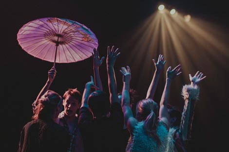 Zagrebački plesni ansambl i Zagrebačko kazalište mladih, Spone, kor. Roberto Olivan