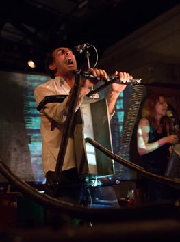 Kuća ekstremnog muzičkog kazališta, Festival Perforacije, Teatar &TD, Zagreb: Svaka revolucija je bacanje kocki, osim što, autori: Damir Bartol Indoš & Tanja Vrvilo, foto: Damir Žižić