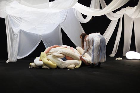 VRUM, Performing Arts Collective, Beč: Svjetlucanje, autori Sanja Tropp Frühwald, Gat Goodovitch Pletzer, Till Frühwald