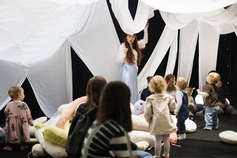 VRUM, Performing Arts Collective, Beč: Svjetlucanje, autori Sanja Tropp Frühwald, Gat Goodovitch Pletzer, Till Frühwald