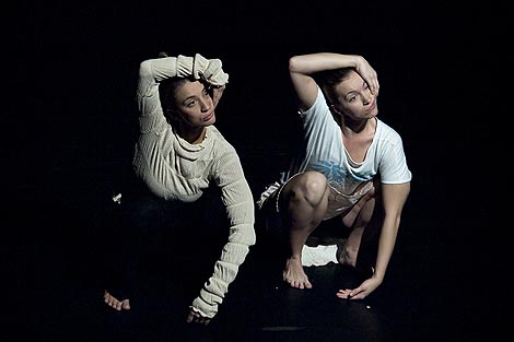 Blago ružnim ljudima. Njima nitko neće reći kako ste samo bili lijepi, kor, Nina Sakić i Karolina Šuša, foto: Maja Kljajić