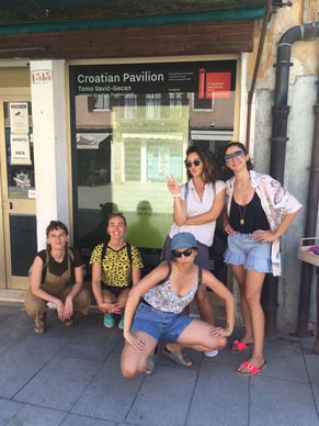 Mia Kevo, Anika Cetina, Una Štalcar-Furač, Valentina Miloš, Dora Kokolj; ispred izloga Hrvatskog paviljona, foto: instagram.com/croatianpavilion2022