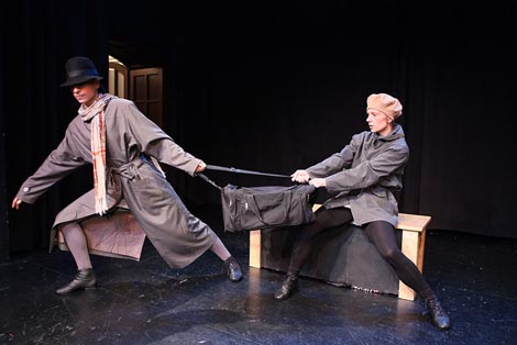 Kazalište Mala scena, Zagreb: Zagrljaj, kor. Desanka Virant, red. Nana Šojlev